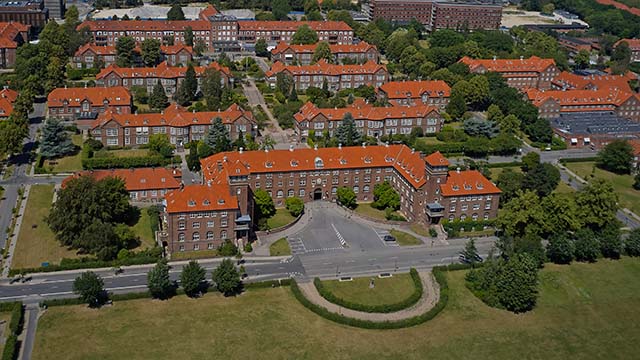 Vue aérienne de l'hôpital de Bispebjerg au Danemark - locaux chauffé et refroidi via géothermie