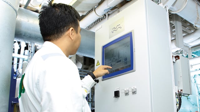 阿法拉伐专家进行检测设备 Alfa Laval experts conduct testing equipment