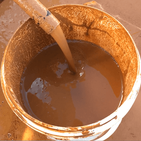 Slimes tailings with high clay contents in bucket